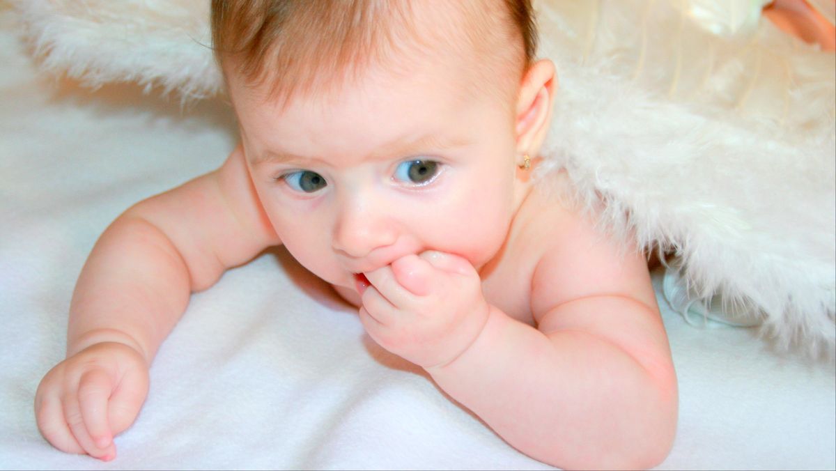 Kenapa Bayi Mengucek Mata Saat Mengantuk? Ini Penjelasan Pakar