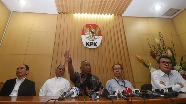 Salah satu solusi yang bisa menyempurnakan penyelesaian konflik keduanya&nbsp;adalah membuat hak imunitas terbatas untuk jajaran pimpinan dan pegawai KPK.
