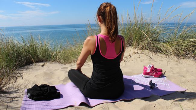 Meditasi sebenarnya bisa dilakukan sendiri di rumah. Perhatikan teknik dasar meditasi berikut agar tak keliru melakukannya.