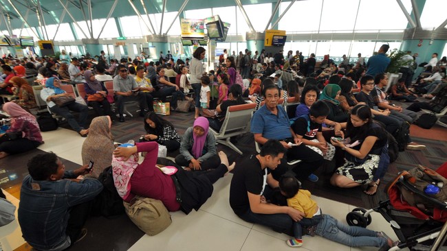 Calon penumpang Lion Air di Terminal 1 Bandara Soekarno Hatta sudah menutup sebagian badan jalan sebelum diarahkan petugas ke Terminal 3.