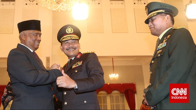 Hampir semua pimpinan KPK menilai Polri perlu membangun kembali kepercayaan publik dan meningkatkan komunikasi yang intensif dengan lembaga penegak hukum lain.
