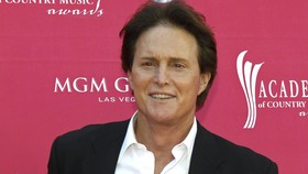 Bruce Jenner Sudah Berani Pakai Gaun ke Luar Rumah