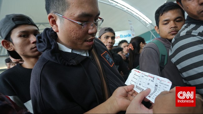 Jika Anda termasuk dalam kategori penumpang yang tidak perlu membayar airport tax, sampaikan keberatan kepada maskapai penerbangan yang digunakan.