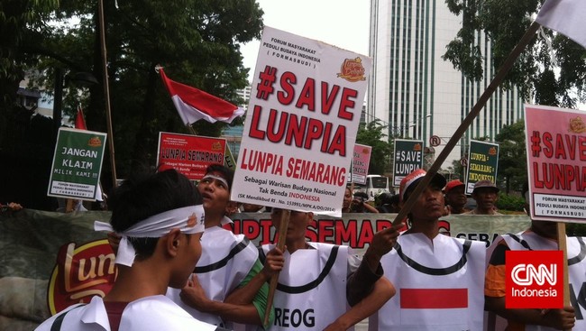 Aksi bermula dari kekhawatiran keluarga sang penemu Lunpia, keluarga keturunan Tionghoa yang menetap di Semarang.
