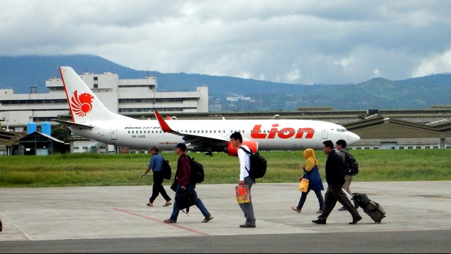 Bandara Bandung Mau Dihidupkan Lagi, Pesawat Besar Dilarang Masuk Wali Kota Bandung M. Farhan melarang pesawat berbadan lebar (wide body) mendarat di Bandara Husein Sastranegara bila nanti sudah kembali dihidupkan.