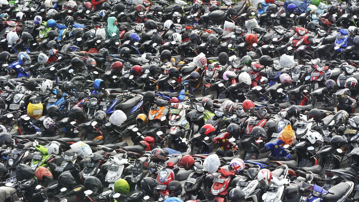 Penunggak Pajak Kendaraan Dikejar hingga Parkiran Stasiun