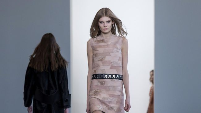 Tubuh tinggi menjulang dan langsing, atau bahkan kurus, merupakan salah satu syarat mutlak untuk menjadi model di catwalk.