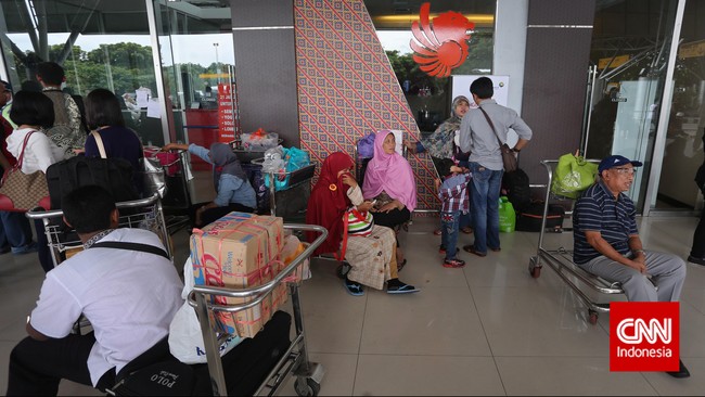 Upaya untuk memadamkan api sudah dilakukan petugas sekitar pukul 06.00 WIB, tak lama setelah api mulai menghanguskan sebagian bangunan di terminal 2.