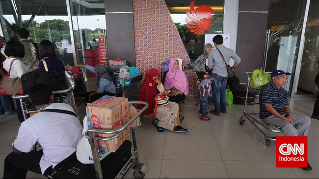 Pemadam Kebakaran Berhasil Jinakkan Api di Terminal 2 Soetta Upaya untuk memadamkan api sudah dilakukan petugas sekitar pukul 06.00 WIB, tak lama setelah api mulai menghanguskan sebagian bangunan di terminal 2.