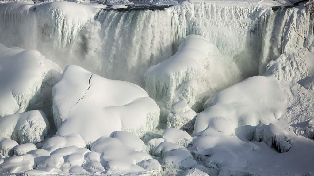 Air Terjun Niagara yang Membeku Viral dan Jadi Incaran Turis