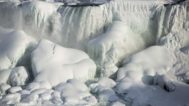 Pemandangan musim dingin yang menakjubkan dari Air Terjun Niagara yang diselimuti salju dan es tengah menjadi perbincangan hangat di media sosial.
