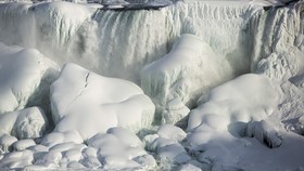 Menikmati Air Terjun Niagara yang Membeku