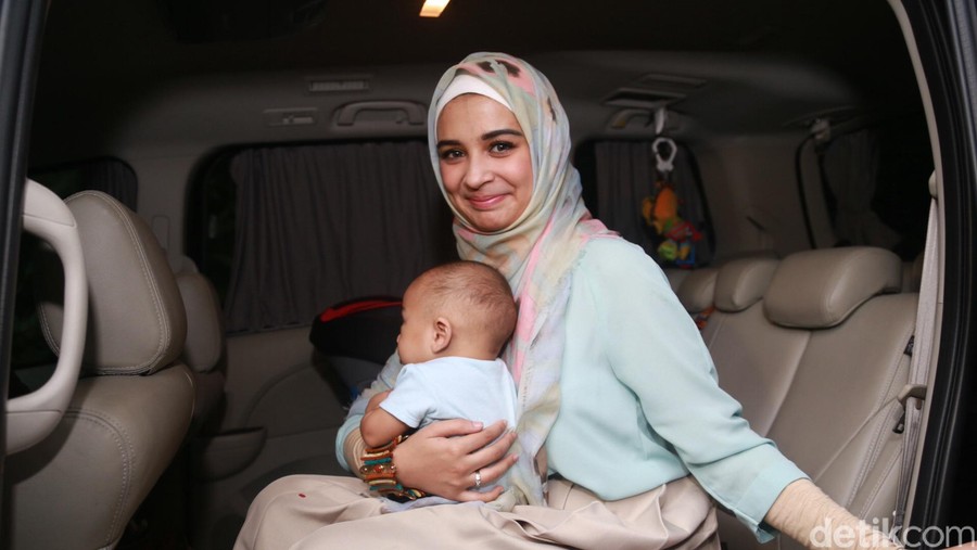 Shireen Sungkar dan anaknya. Shireen Sungkar dan putranya, Teuku Adam Al Fatih seusai mengisi acara 'Rumpi No Secret' Trans TV.