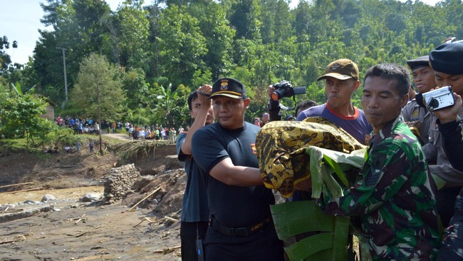 Banjir bandang juga menutup akses Jalan Magelang-Boyolali tepatnya di Dusun Sanden, Desa Wonolelo, Kecamatan Sawangan, Kabupaten Magelang.