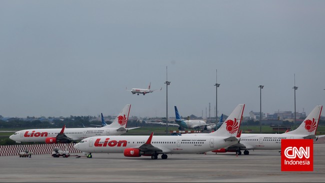 Saat pesawat Lion sedang didorong mundur, tiba-tiba terdengar suara ledakan yang disusul asap. Penumpang yang panik keluar dari pintu darurat. Tiga terluka.