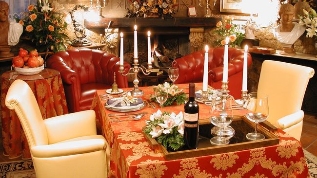 Suasana makan malam romantis yang sebenarnya, bisa Anda dapatkan di Solo Per Due. Mengusung tema romantis, restoran ini menjadi restoran terkecil di dunia.