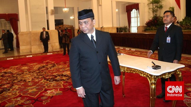 Menurut Johan Budi, pelaksana tugas lainnya yang ditunjuk oleh Presiden Jokowi, Indriyanto Seno Adji kini dalam kondisi sakit. Perlu sebulan perawatan.