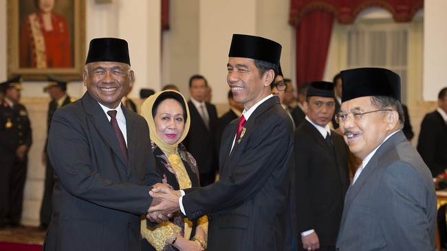 Pertemuan itu usai salat Jumat dan Yunus Husein bersumpah demi Allah tak ada rekening gendut di kepolisian