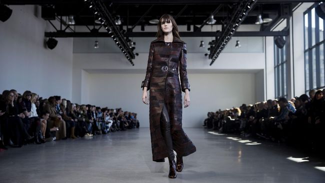 Calvin Klein juga telah menutup toko di Madison Avenue dan merumahkan sekitar 100 karyawan di New York dan Milan.