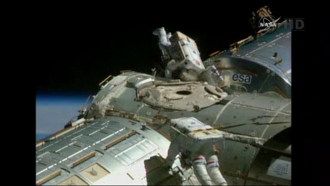 Astronos AS yang berada di Stasiun Luar Angkasa Internasional memulai proyek pemasangan tempat berlabuh dua pesawat ulak-alik komersial milik Boeing dan SpaceX.