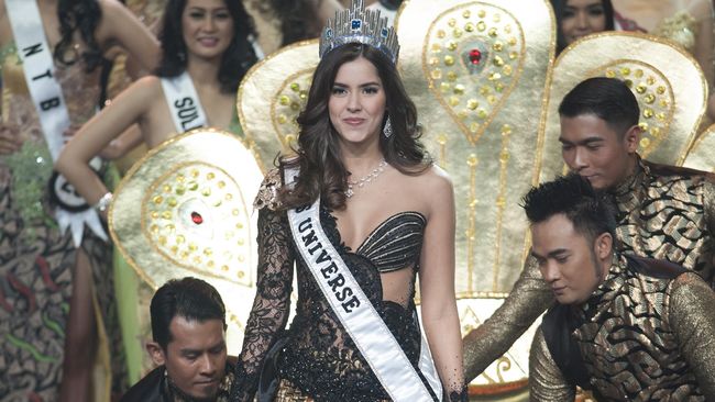 Miss Universe 2014, Paulina Vega tampak cantik berbalut kebaya hitam dan rok batik motif parang di malam final Pemilihan Puteri Indonesia 2015.