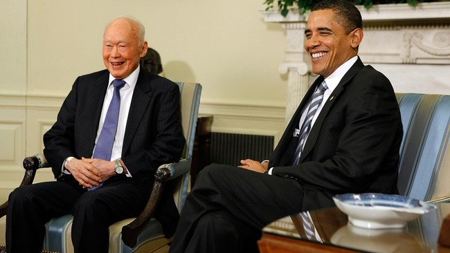 Presiden AS Barack Obama  yang pernah bertemu Lee Kuan Yew pada 2009, menyebutnya sebagai orang besar dalam sejarah.