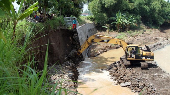 Kejaksaan Negeri Jakarta Barat menahan Askesra pemda DKI yang diduga terlibat kasus korupsi normalisasi sungai dengan potensi kerugian Rp5 Miliar.