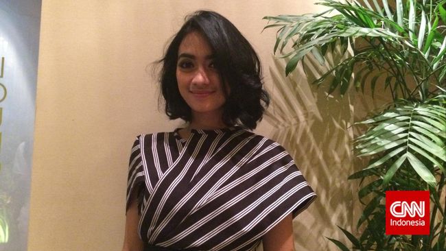Melalui akun Instagram-nya, Ayudia kerap mengunggah foto-foto hasil jepretannya dan mempromosikan produk fesyen Indonesia.