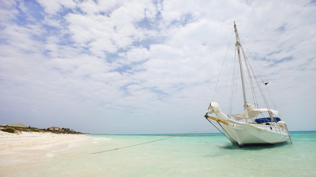 Angin semilir, aroma laut, dan pasir putih pantai bisa menjadi penawar stres, apalagi kalau berlibur di pantai terbaik di seluruh Asia atau bahkan dunia.