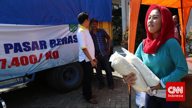 Penyaluran beras dari Bulog tidak lagi didistribusikan ke pedagang, melainkan langsung ke masyarakat untuk menjaga harga jual dari permainan di level pedagang.