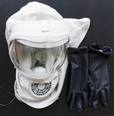 Thomas dan Vincent telah menguji masker pelindung baru pada tahun lalu yang transparan dan berventilasi dan dikembangkan oleh beberapa rumah sakit di Perancis. (REUTERS/Regis Duvignau)