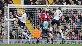 The Hammers Unggul 1-0 Sementara atas Spurs