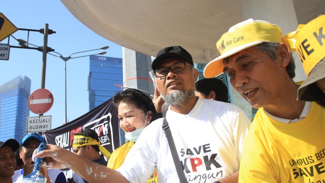 Komisioner nonaktif KPK Bambang Widjojanto mengaku heran dalam setiap penggilan pemeriksaan pihak Bareskrim Mabes Polri menambah jeratan pasal baru.