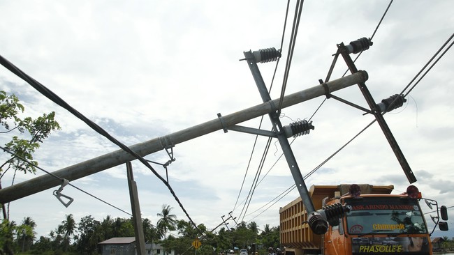 Angin puting beliung melanda kawasan Aceh Utara, Provinsi Aceh. Akibat angin puting beliung, belasan rumah di Desa Matang Sijuek, Baktya Barat rusak berat.