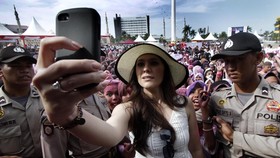 Menkominfo Buka Peluang Wulan Guritno Jadi Duta Anti Judi Online