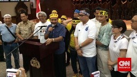 Kedatangan Akademisi, Badrodin Kenakan Ikat Kepala 'Save KPK'