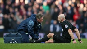 Wasit Terluka Kena Suar di Kualifikasi Liga Europa