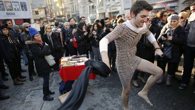 Pria Turki di Istanbul menggelar protes kekerasan terhadap perempuan dengan memakai rok mini, yang sering dijadikan kambing hitam penyebab pemerkosaan.