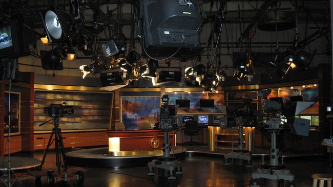 Berkarir sebagai pembaca berita di TVRI sejak era 80-an, Toeti mendapat tugas tampil dalam program berita Dunia Dalam Berita yang ditayangkan pada pukul 21.00.