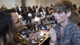 Tidur Setelah Keramas, Rahasia Rambut Model Michael Kors