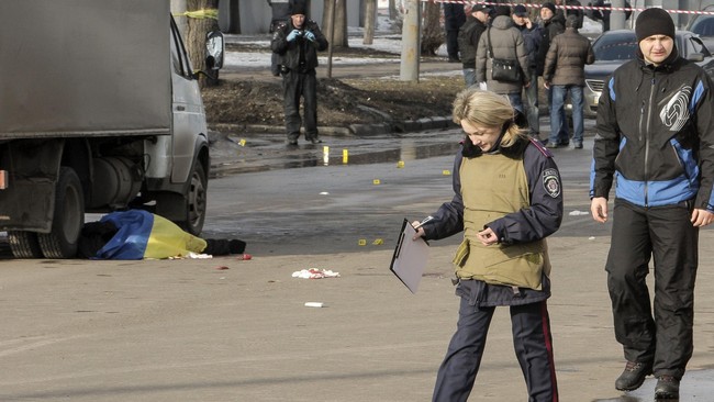 Dua orang tewas akibat ledakan bom di kota Kharkiv ketika warga negara itu melakukan aksi mendukung Ukraina sekaligus mengenang korban demonstrasi tahun lalu.