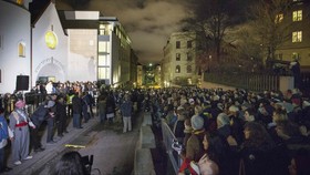 Muslim Oslo Lindungi Sinagoga Yahudi
