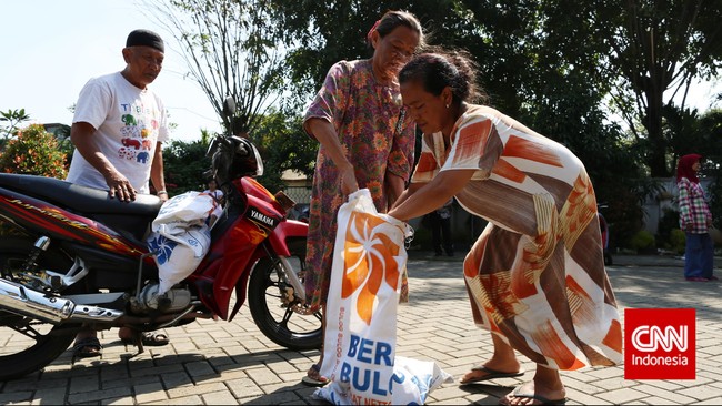Wakil Ketua Komisi IV DPR Viva Yoga Mauladi menilai harga beras naik karena pemerintah kurang peka darurat pangan.