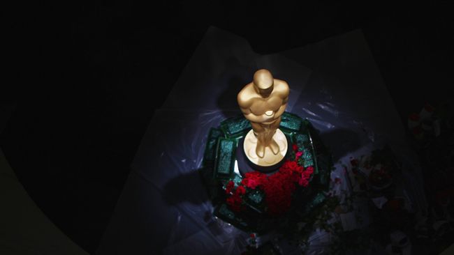 Penonton Oscar tahun ini merosot 16 persen dibanding tahun 2014. Duo produser yang sudah membidani Oscar tiga tahun terakhir diputuskan berhenti.