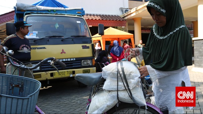 Gubernur Ahok membahas operasi pasar beras untuk menghindari pengoplos beras.