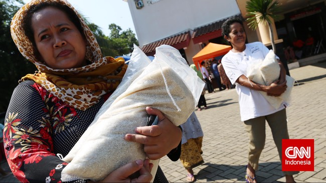 Guna menormalkan harga beras di masyarakat, JK menginstruksikan Bulog salurkan 300 ribu ton raskin bulan ini.