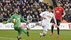 Rekam Kejutan Laga Sepak Bola Akhir Pekan