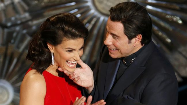 Di Balik Belaian Dan Ciuman John Travolta Saat Oscar
