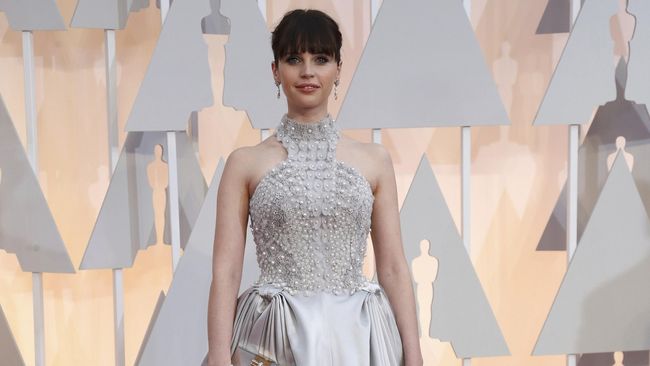 Bintang 'Rogue One: A Star Wars Story' Felicity Jones telah resmi menikah dengan sutradara Charles Guard di Kastel Sudeley, Gloucestershire, Inggris.