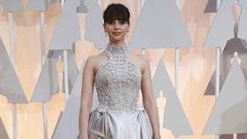 Felicity Jones Resmi Menikah dengan Sutradara Charles Guard
